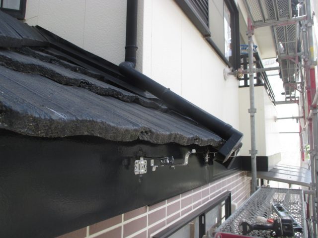 高砂市の修理にともない劣化した軒樋を撤去